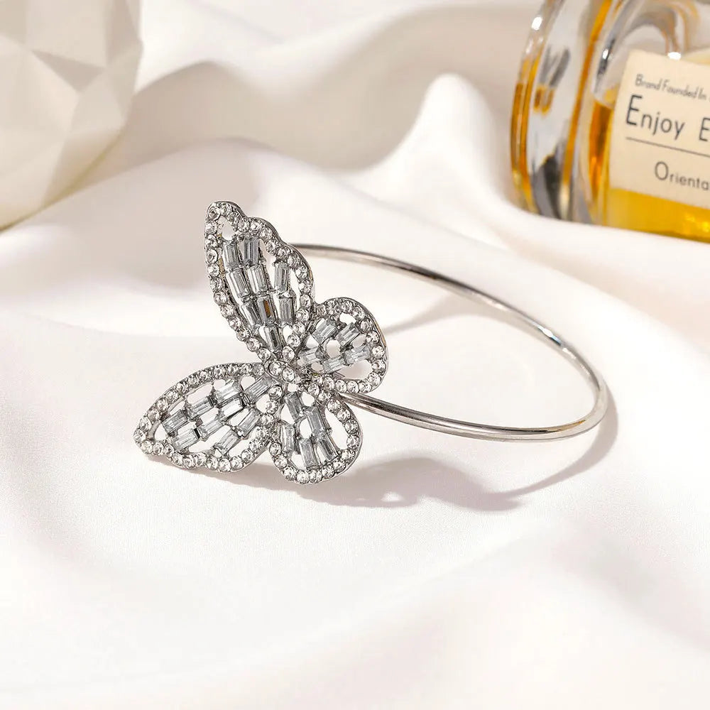 π¦ Zircon & Pearl Butterfly Bracelet β Adjustable, Trendy in Europe/USA π