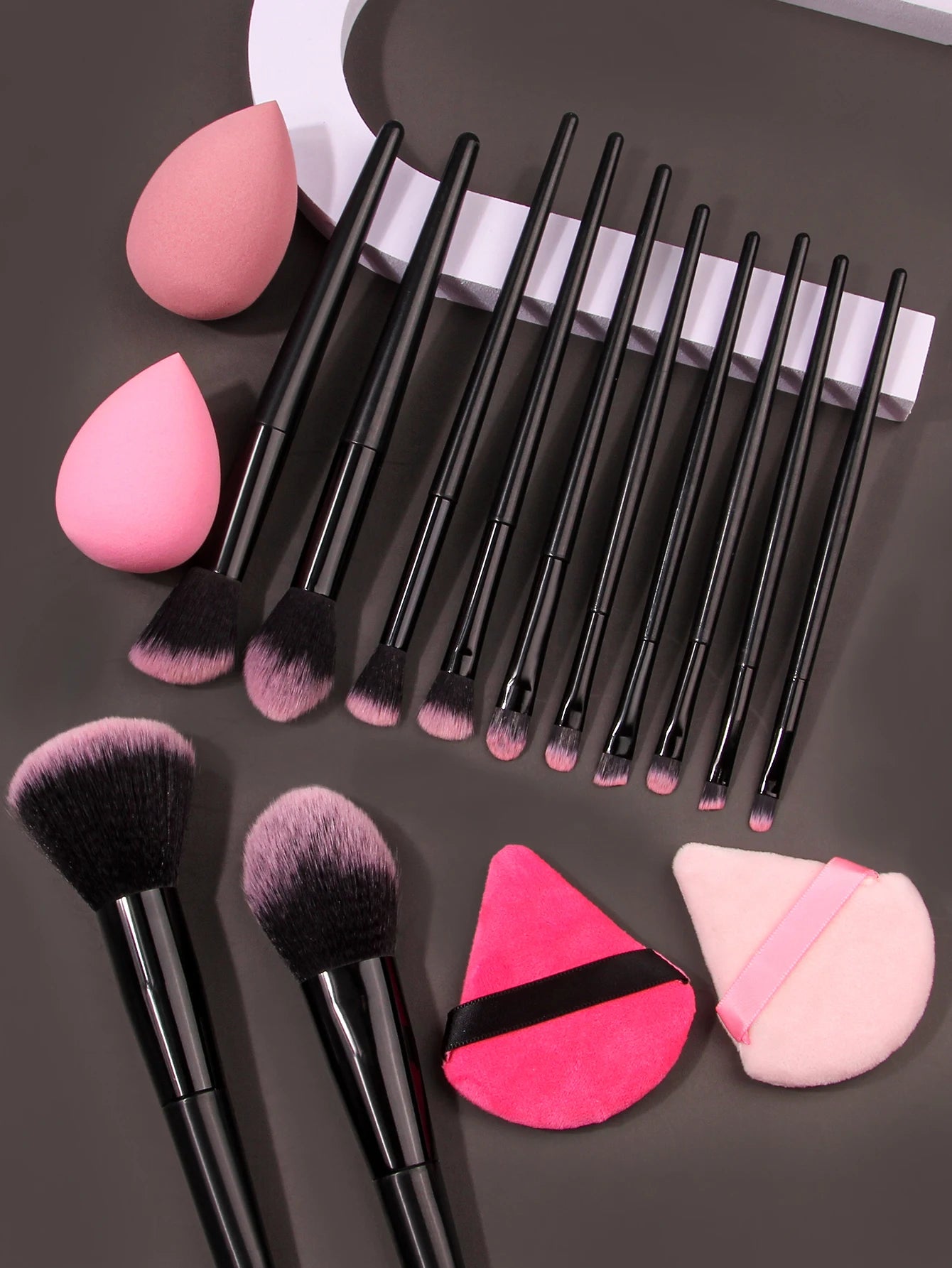 ποΈππΈHigh-end makeup tools: 12 soft-bristled makeup brushes , 2 water-drop sponge eggs π§π₯β¨π¦, and 2 double-sided triangular powder puffs πΊππ«ππͺ