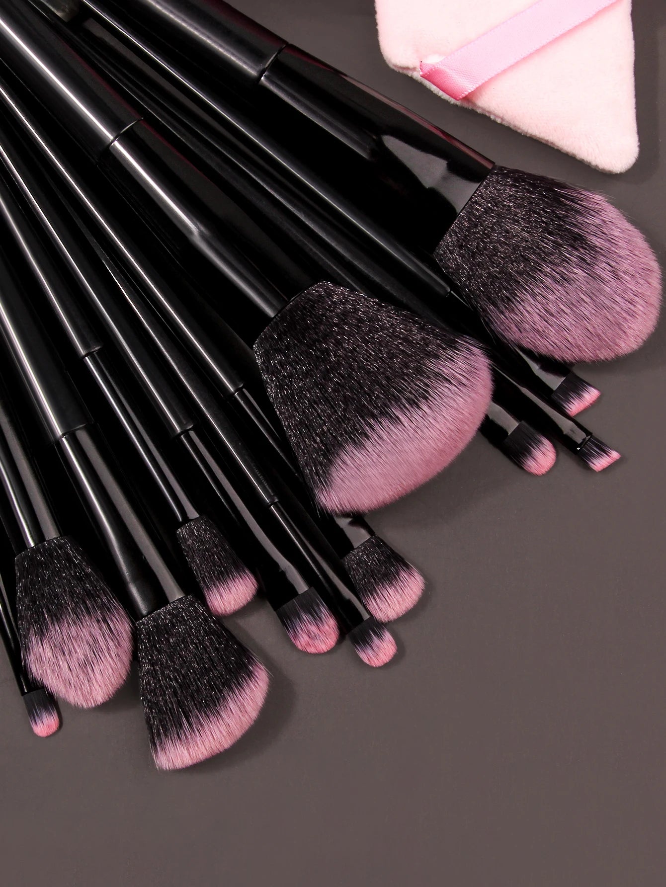 ποΈππΈHigh-end makeup tools: 12 soft-bristled makeup brushes , 2 water-drop sponge eggs π§π₯β¨π¦, and 2 double-sided triangular powder puffs πΊππ«ππͺ