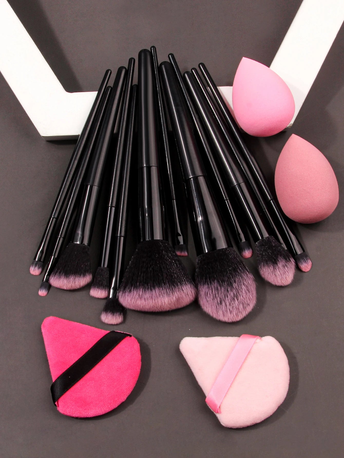 ποΈππΈHigh-end makeup tools: 12 soft-bristled makeup brushes , 2 water-drop sponge eggs π§π₯β¨π¦, and 2 double-sided triangular powder puffs πΊππ«ππͺ