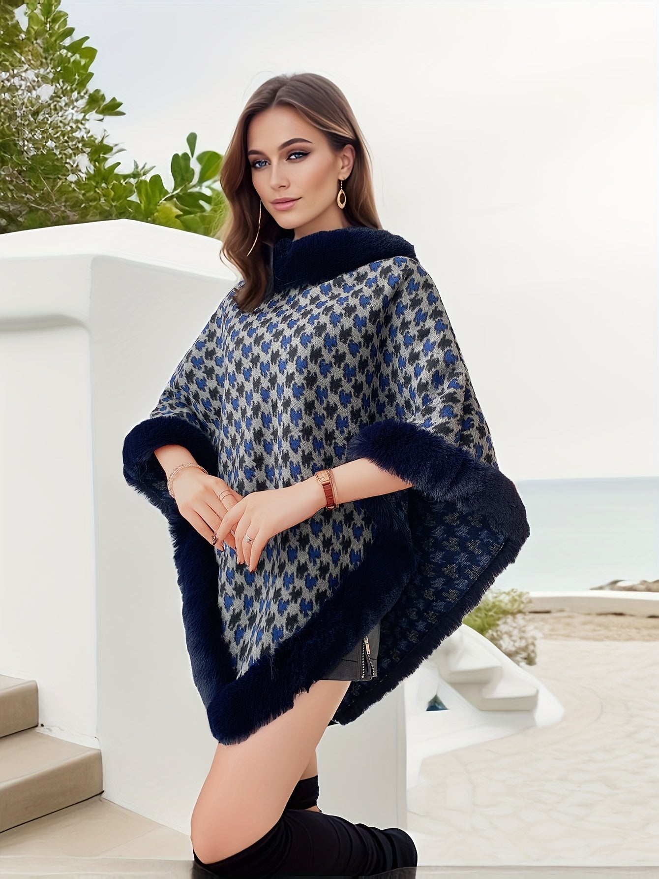 ✨ Women’s Houndstooth Cape-Style Poncho Coat – Faux Fur Trim Short Winter Wrap ❄️🧥 Elegant Black & White Warm Shawl for Fall & Winter 🍂❄️ Middle Eastern–Inspired Cape Design for Chic, Luxurious Style ✨