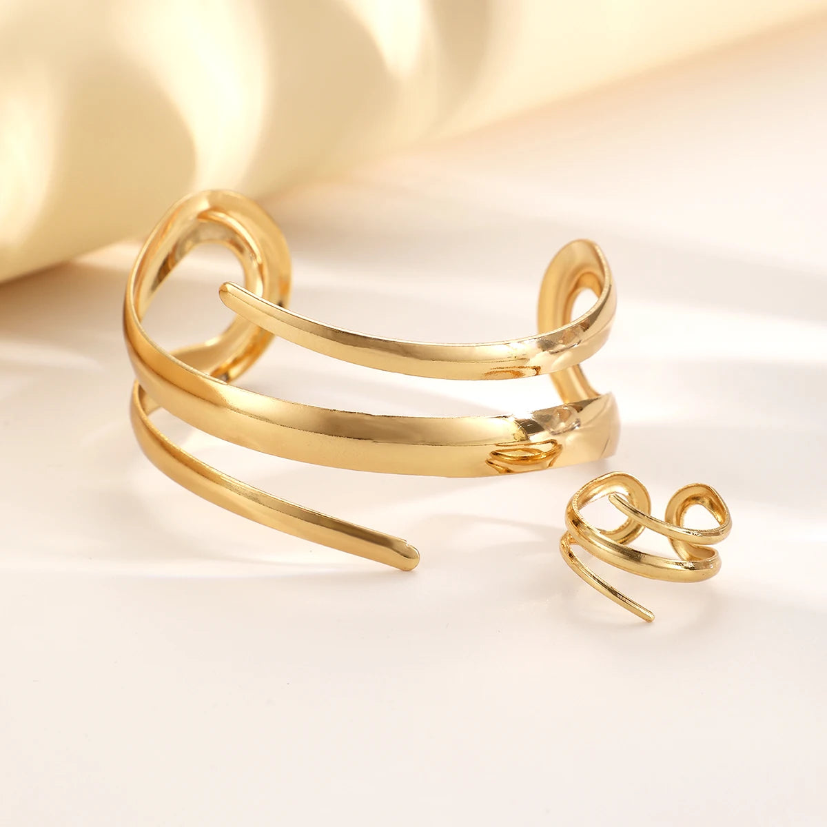💛✨ European & American Jewelry Set – Thick Bracelet & Ring (Gold Color) ✨💛